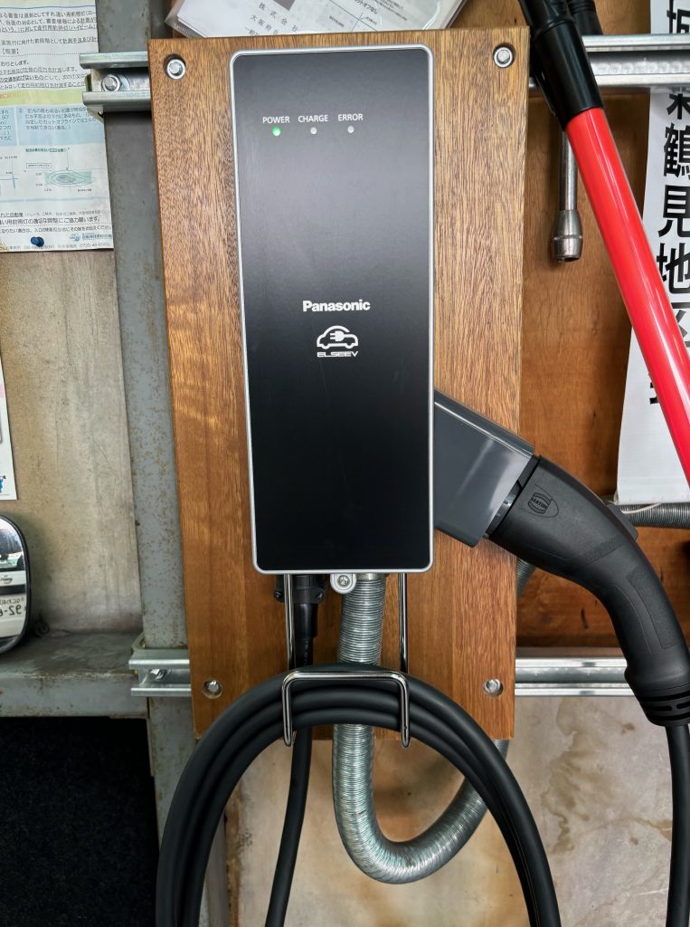 電気自動車の充電器も備えています♪