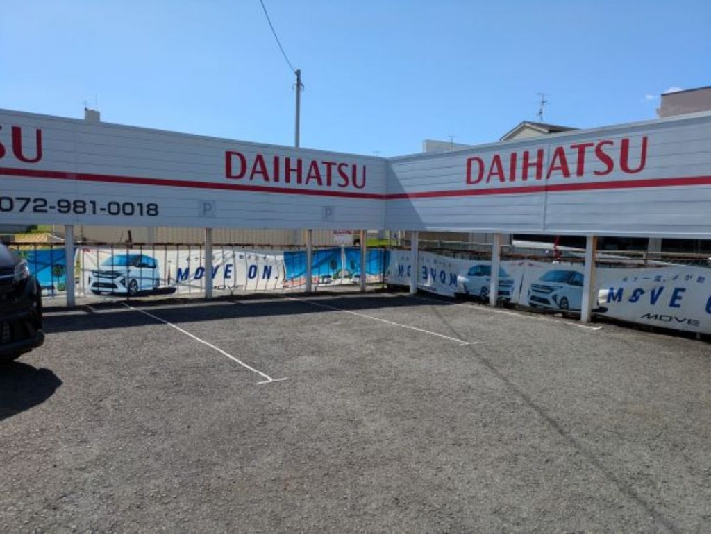 駐車場はショールーム側へ
